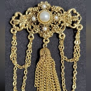 Vintage Victorian look  Goldtone  Faux Pearl Brooch